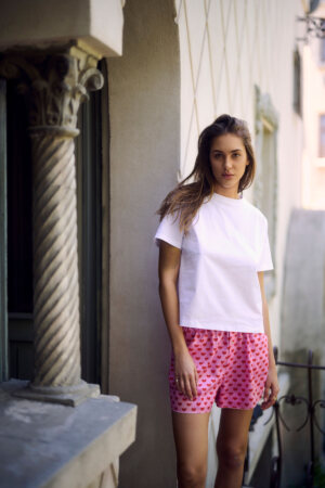 LOLLYPOP SHORT - Pantaloni scurți Glam pentru damă. Pantaloni scurți Glam imprimați, talie elastică, finisaj brut de-a lungul liniei tivului. PÂNĂ LA 50% REDUCERE Azi! Click aici!