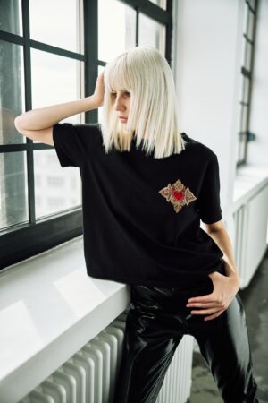 TOP CU INIMĂ AURIE NEGRU - Topuri Romantice pentru Femei