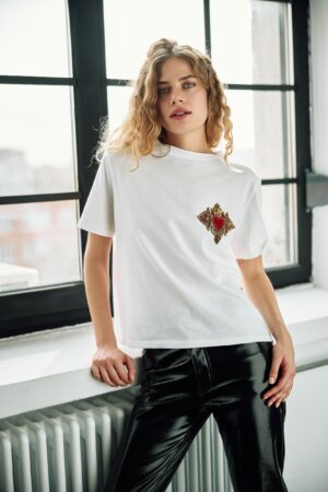 TOP CU INIMĂ AURIE, ALB - Topuri fermecătoare pentru femei